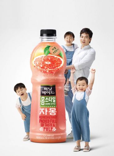宋一國和兒子們一起代言飲料